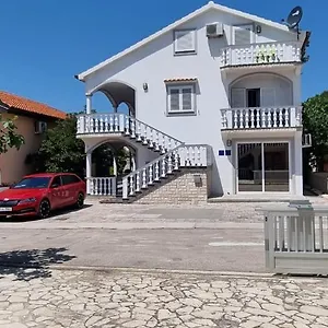 Apartmán Ira, Vir
