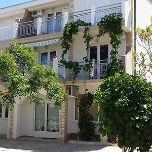 Apartman Ivi, Vir